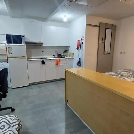 Daire Cozy With 2 Beds And Kitchen